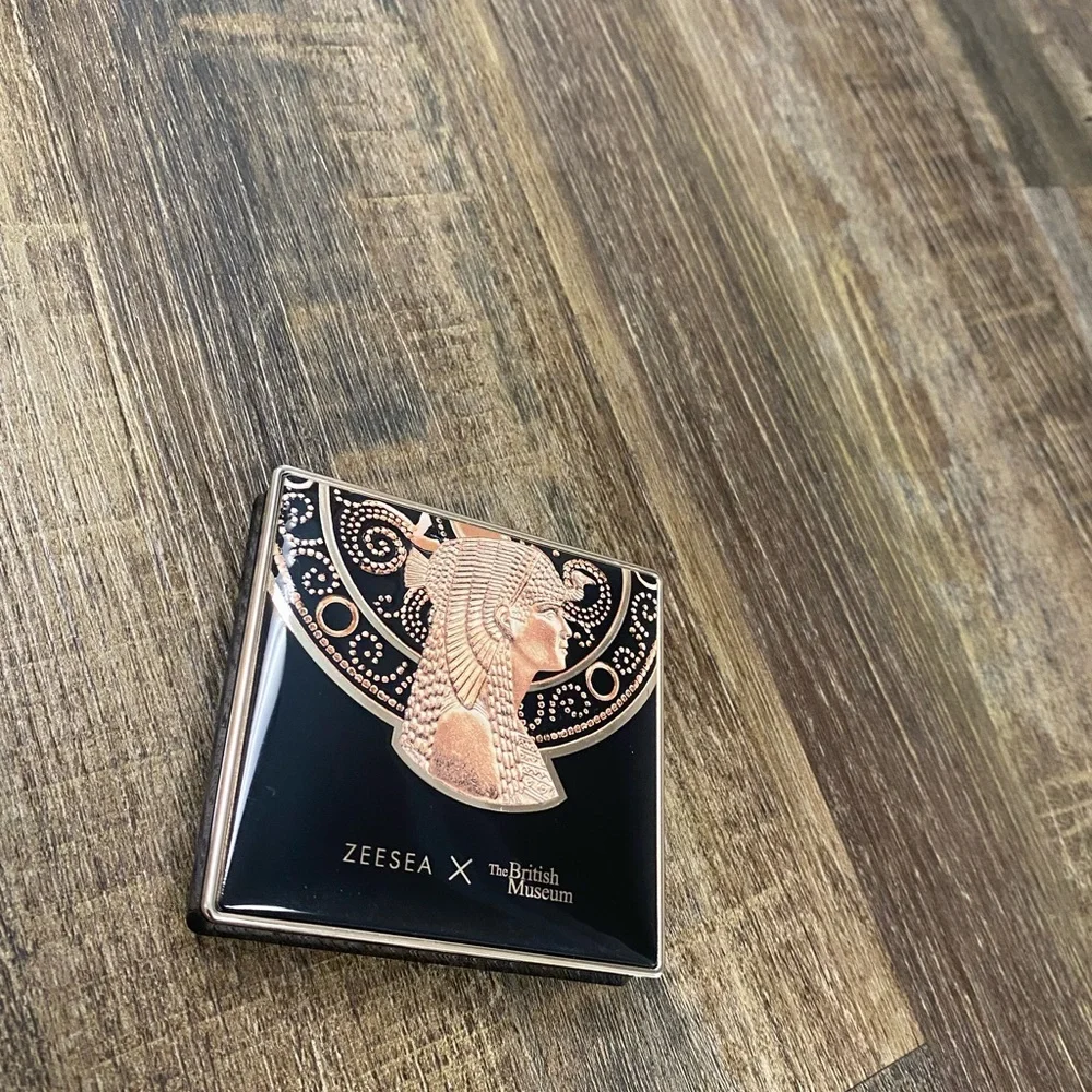 x The British Museum Black and Gold Pressed Powder Full Coverage Even Skin‎ Tone